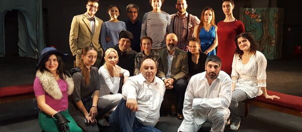 Постановщик и актеры спектакля Мистерия-Буфф Постановщик и актеры спектакля Мистерия-Буфф - Sputnik Южная Осетия