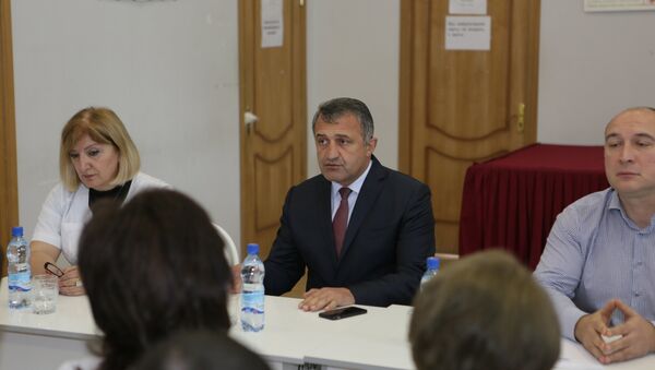 Встреча президента Анатолия Бибилова с коллективом Цхинвальской поликлиники - Sputnik Южная Осетия