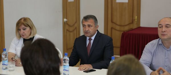 Встреча президента Анатолия Бибилова с коллективом Цхинвальской поликлиники Встреча президента Анатолия Бибилова с коллективом Цхинвальской поликлиники - Sputnik Южная Осетия