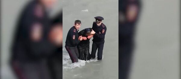 Тонущую в Тереке женщину спасли сотрудники полиции Тонущую в Тереке женщину спасли сотрудники полиции - Sputnik Южная Осетия