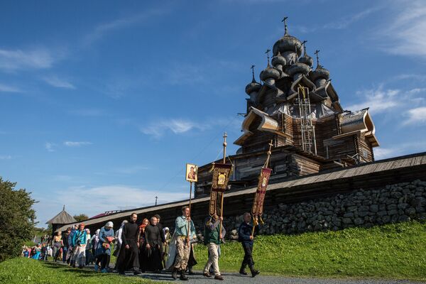 Крестный ход во время у церкви Покрова Пресвятой Богородицы Крестный ход во время у церкви Покрова Пресвятой Богородицы - Sputnik Южная Осетия