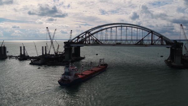 Первое судно прошло под обеими арками Крымского моста - Sputnik Южная Осетия