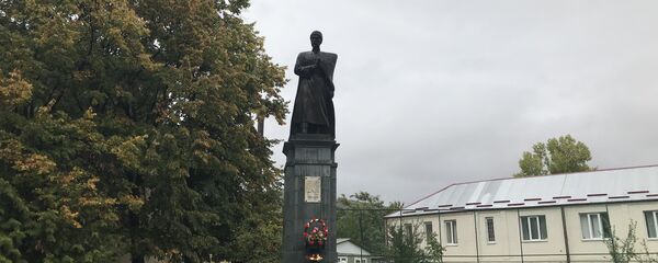 Памятник Коста Хетагурову в Цхинвале Памятник Коста Хетагурову в Цхинвале - Sputnik Южная Осетия