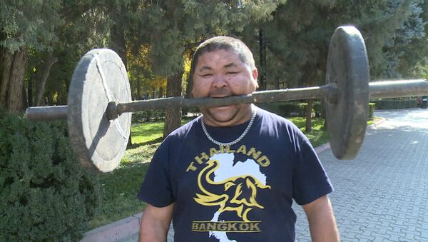 Силач из Кыргызстана заколачивает гвозди лбом и поднимает гантелю зубами - Sputnik Южная Осетия