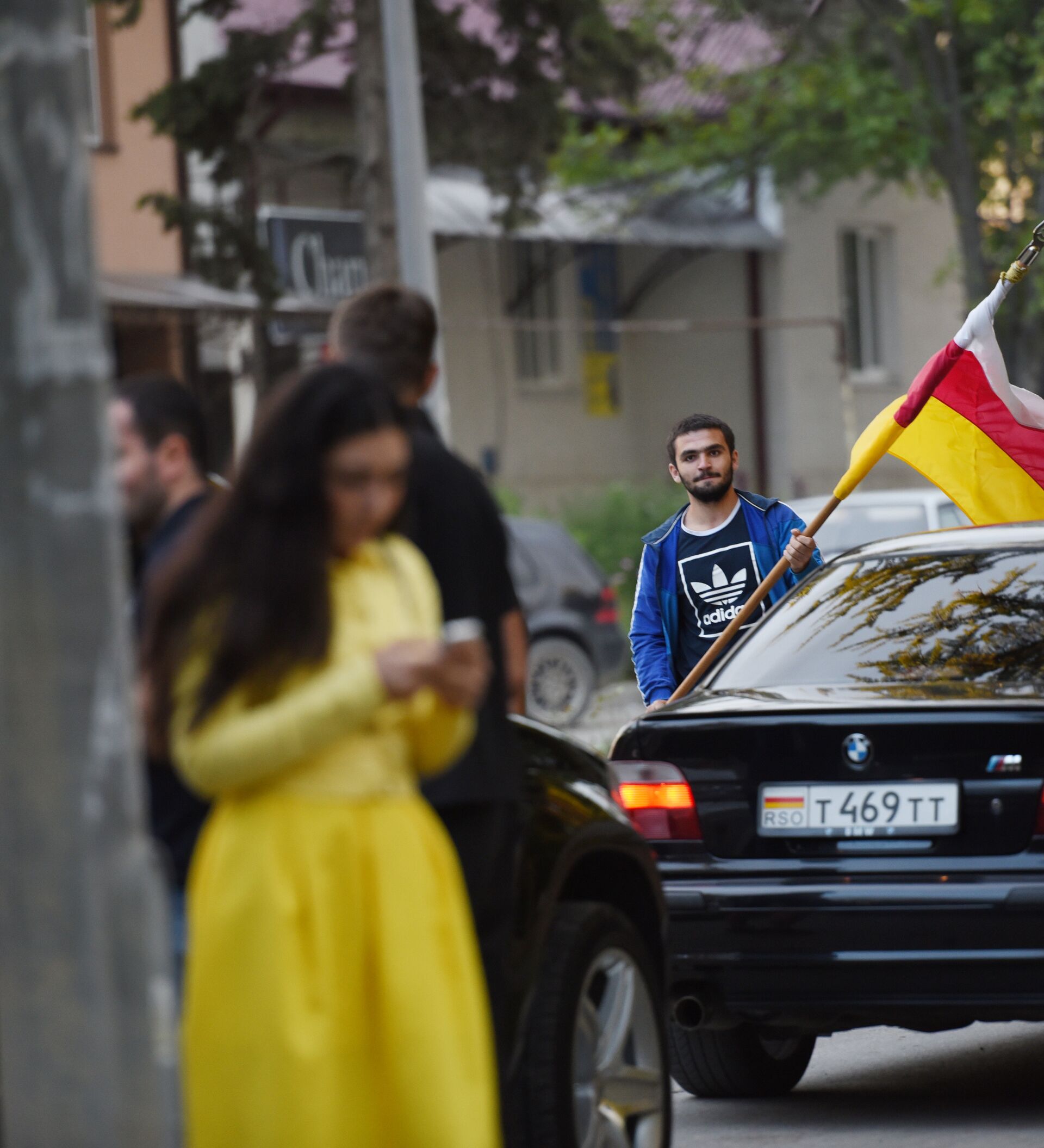Осетия признала независимость. Осетинский флаг на машине. Флаг Осетии на машине. Осетинские машыный. Приора с осетинским флагом.