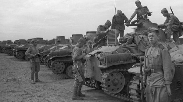Бойцы Красной Армии осматривают трофейные японские танки, 1945 год  - Sputnik Южная Осетия