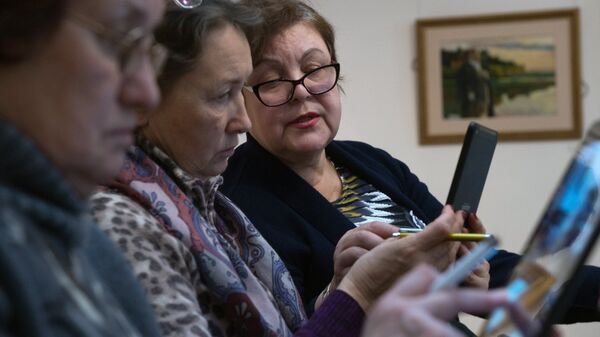 Обучение планшетной грамоте для пенсионеров - Sputnik Южная Осетия