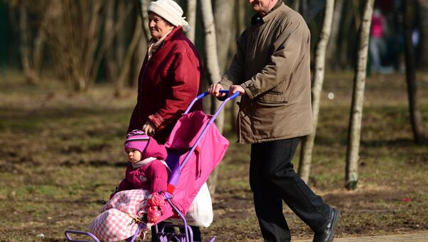 Пожилые люди гуляют с ребенком в парке - Sputnik Южная Осетия