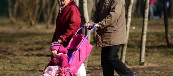 Пожилые люди гуляют с ребенком в парке Пожилые люди гуляют с ребенком в парке - Sputnik Южная Осетия