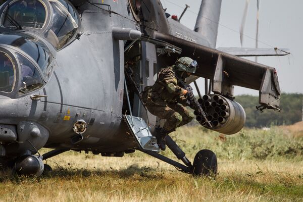 Учебно-тренировочные полеты вертолёта Ми-35М в Краснодарском крае - Sputnik Южная Осетия