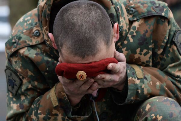 Испытания на право ношения крапового и зеленого берета среди военнослужащих Национальной гвардии РФ - Sputnik Южная Осетия