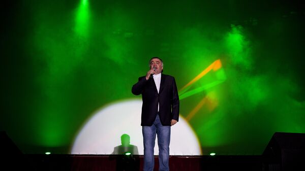 Игорь Тасоев выступает на концерте памяти Валерия Сагкаева - Sputnik Южная Осетия