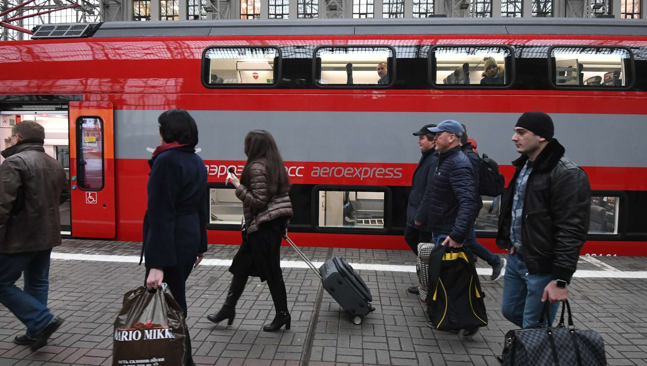 Киевский вокзал москва брянск. Поезда Москва-Брянск с Киевского вокзала. Киевский вокзал поезда дальнего следования. Двухэтажный поезд Москва Брянск с Киевского вокзала. Двухэтажный поезд на Киевском вокзале.