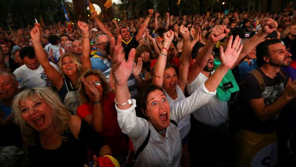 Люди смотрят трансляцию заседания Каталонского регионального парламента во время митинга за независимость в Барселоне - Sputnik Южная Осетия