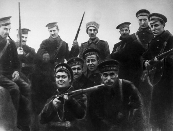 участники штурма Зимнего дворца в Петрограде участники штурма Зимнего дворца в Петрограде - Sputnik Южная Осетия