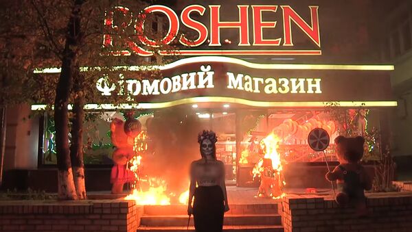 Активистка Femen подожгла игрушечных медведей у магазина Roshen в Киеве - Sputnik Южная Осетия