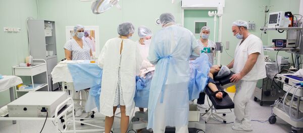 Операция по извлечению плода при кесаревом сечении - Sputnik Южная Осетия