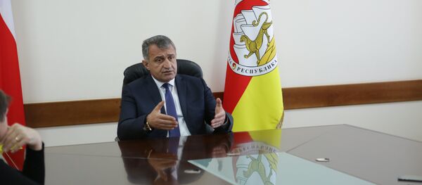 Встреча Анатолия Бибилова с беженцами Встреча Анатолия Бибилова с беженцами - Sputnik Южная Осетия