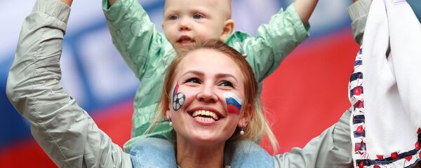 Мать с ребенком Мать с ребенком - Sputnik Южная Осетия