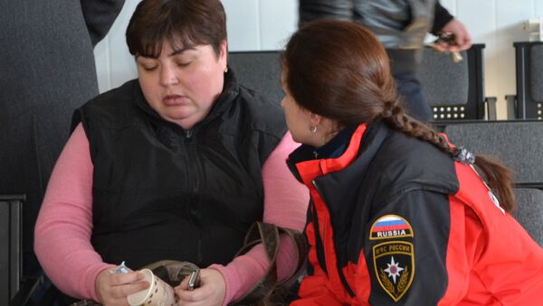 Психолог МЧС России беседует родственницей одного из школьников, пострадавших в аварии - Sputnik Южная Осетия
