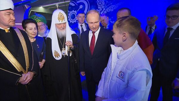 Путин пообщался с юным изобретателем и осмотрел экспонаты на выставке в Манеже - Sputnik Южная Осетия
