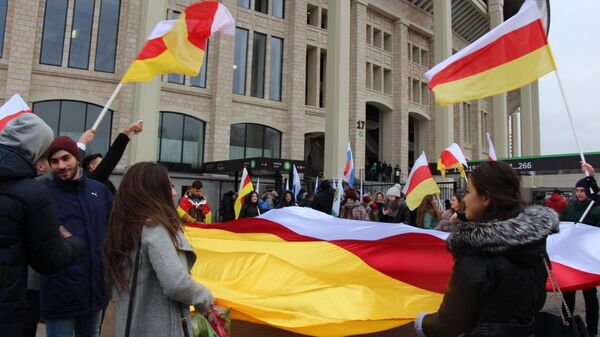 В День народного единства в столице вновь развернули осетинский флаг - Sputnik Южная Осетия