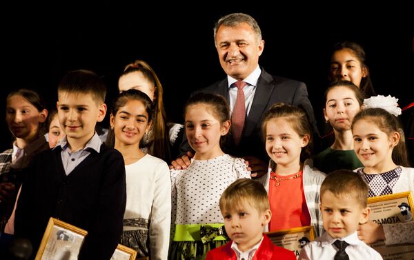 Награждение победителей первого литературного видеоконкурса Нахи Коста - Sputnik Южная Осетия