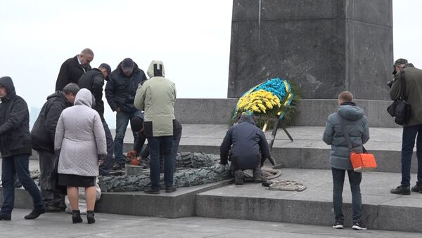 Рабочие ломами сбивали цемент с оскверненного Вечного огня в Киеве - Sputnik Южная Осетия