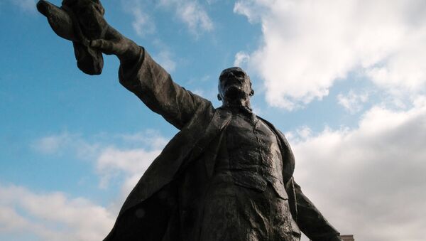 Мойка памятника В. И. Ленину на Московской площади в Санкт-Петербурге - Sputnik Южная Осетия