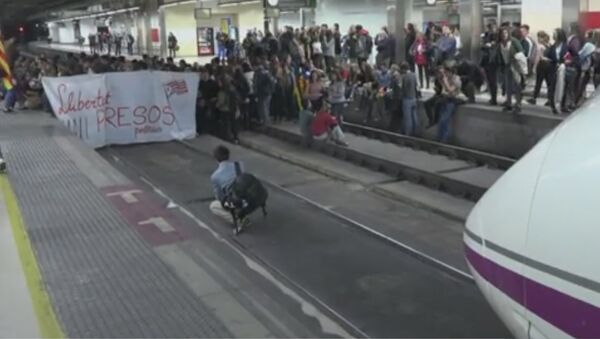 Студенты заблокировали вокзал в Барселоне в знак несогласия с действиями Мадрида - Sputnik Южная Осетия
