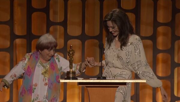 89-летняя Аньес Варда станцевала с Джоли на вручении почетного Оскара - Sputnik Южная Осетия
