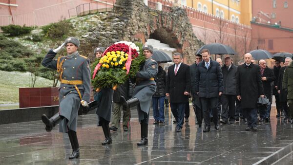 Президент РЮО А.Бибилов возложил венок к Могиле Неизвестного Солдата - Sputnik Южная Осетия
