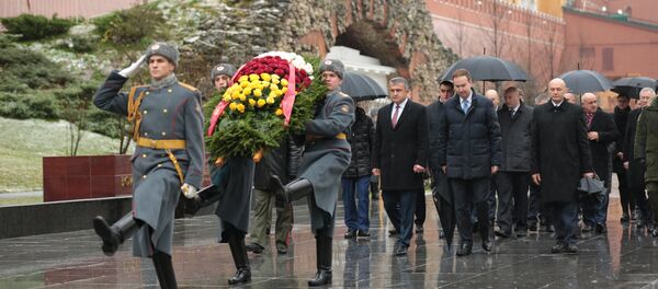 Президент РЮО А.Бибилов возложил венок к Могиле Неизвестного Солдата Президент РЮО А.Бибилов возложил венок к Могиле Неизвестного Солдата - Sputnik Южная Осетия