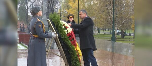 Бибилов в Москве: президент возложил венок к памятнику-символу Бибилов в Москве: президент возложил венок к памятнику-символу - Sputnik Южная Осетия