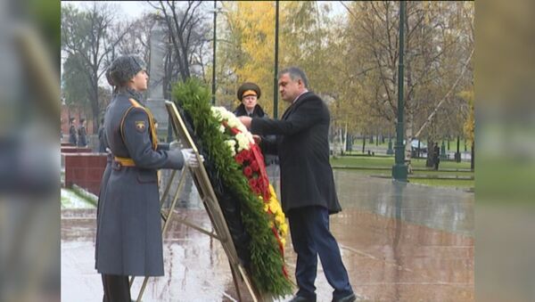 Бибилов в Москве: президент возложил венок к памятнику-символу - Sputnik Южная Осетия