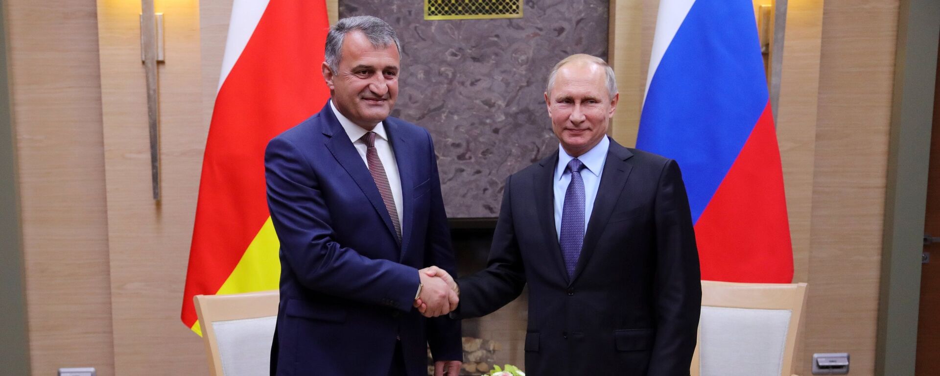 Президент РФ В. Путин встретился с президентом Южной Осетии А. Бибиловым - Sputnik Южная Осетия, 1920, 30.12.2021