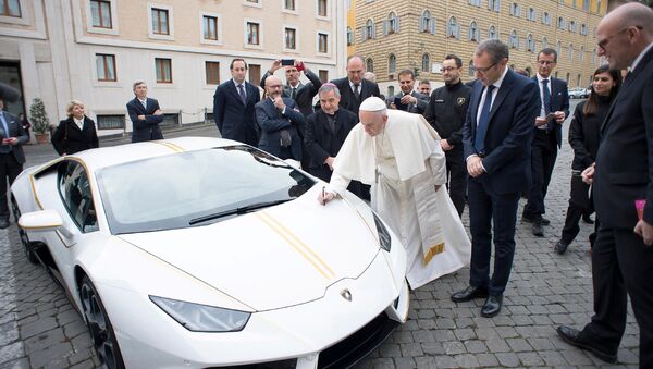 Папа Римский расписывается на капоте Lamborghini Huracan - Sputnik Южная Осетия