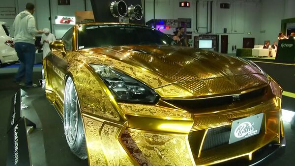 На автосалоне в Дубае представили золотой спорткар - Sputnik Южная Осетия