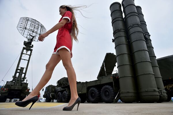 Девушка у ЗРК С-400 Триумф на военной выставке Оборонэкспо-2014 в Жуковском - Sputnik Южная Осетия