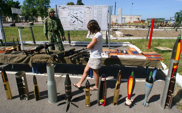 Девушка осматривает образцы снарядов, мин, гранат и других взрывных устройств во время Дня открытых дверей в морском инженерном батальоне Балтийского флота - Sputnik Южная Осетия