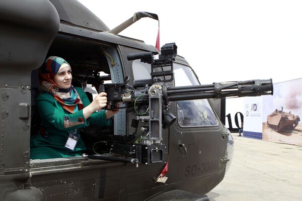 Посетительница в вертолете на выставке SOFEX в Иордании - Sputnik Южная Осетия