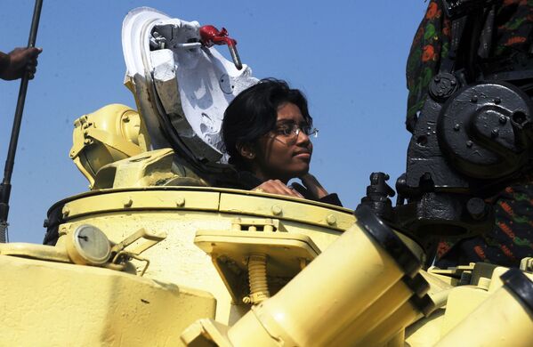 Девушка в танке Т-72 на выставке вооружений индийской армии в Калькутте - Sputnik Южная Осетия