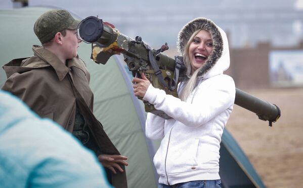 Девушка с ПЗРК Игла на выставке вооружений в Санкт-Петербурге - Sputnik Южная Осетия