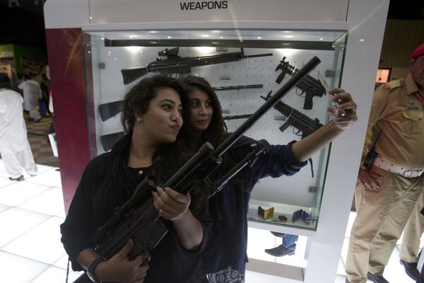 Посетительницы на международной оборонной выставке IDEAS в Пакистане - Sputnik Южная Осетия