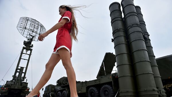 Девушка у ЗРК С-400 Триумф на военной выставке Оборонэкспо-2014 в Жуковском - Sputnik Южная Осетия