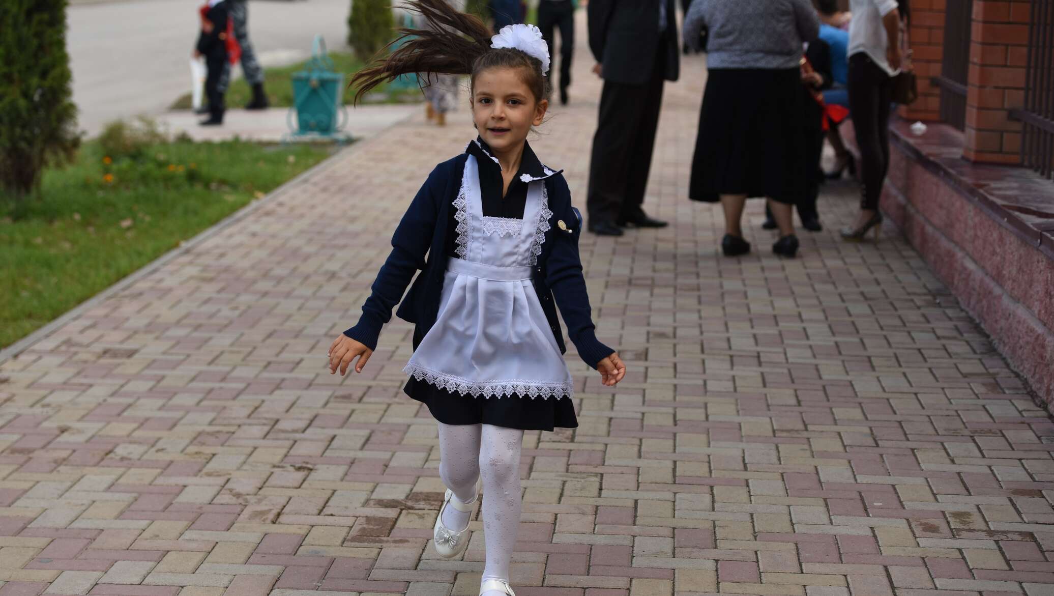 Костюм для первого сентября. Дети национальной одежды Кыргызстан 1- сентябрь. Последний звонок 2023 Южная Осетия фото.