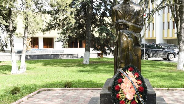 Памятник Васо Абаеву в Цхинвале - Sputnik Южная Осетия