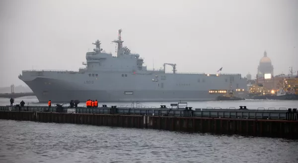 Французский военный корабль-вертолетоносец класса Мистраль в Санкт-Петербурге - Sputnik Южная Осетия