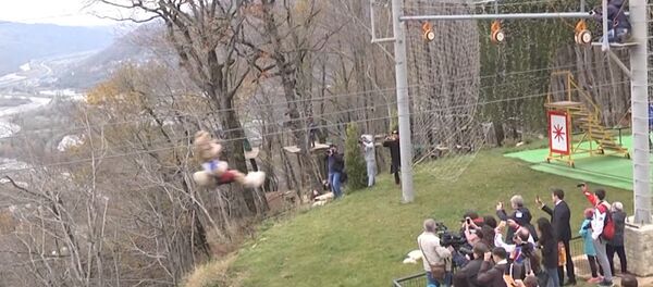 Талисман ЧМ-2018 по футболу волк Забивака прокатился на зиплайне в Сочи Талисман ЧМ-2018 по футболу волк Забивака прокатился на зиплайне в Сочи - Sputnik Южная Осетия