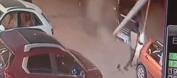 Китаец избежал смерти дважды за десять секунд Китаец избежал смерти дважды за десять секунд - Sputnik Южная Осетия